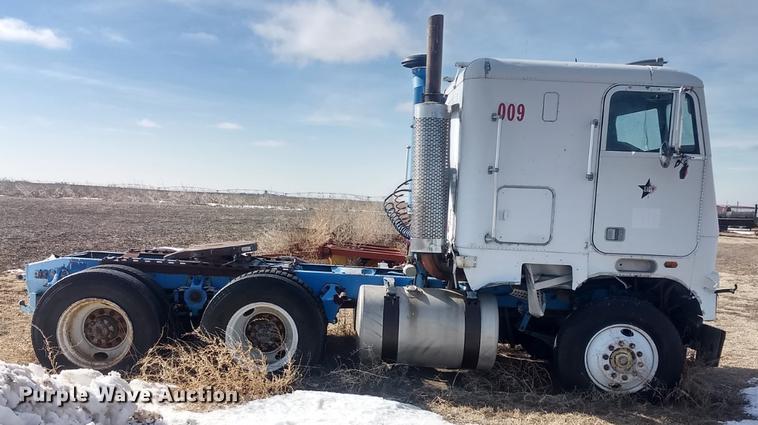 image for item DY9231 1986 Freightliner COE semi truck