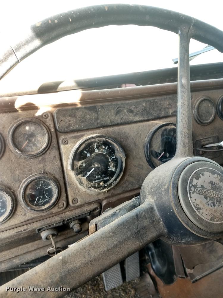 image for item DY9231 1986 Freightliner COE semi truck