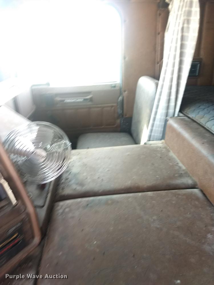 image for item DY9231 1986 Freightliner COE semi truck