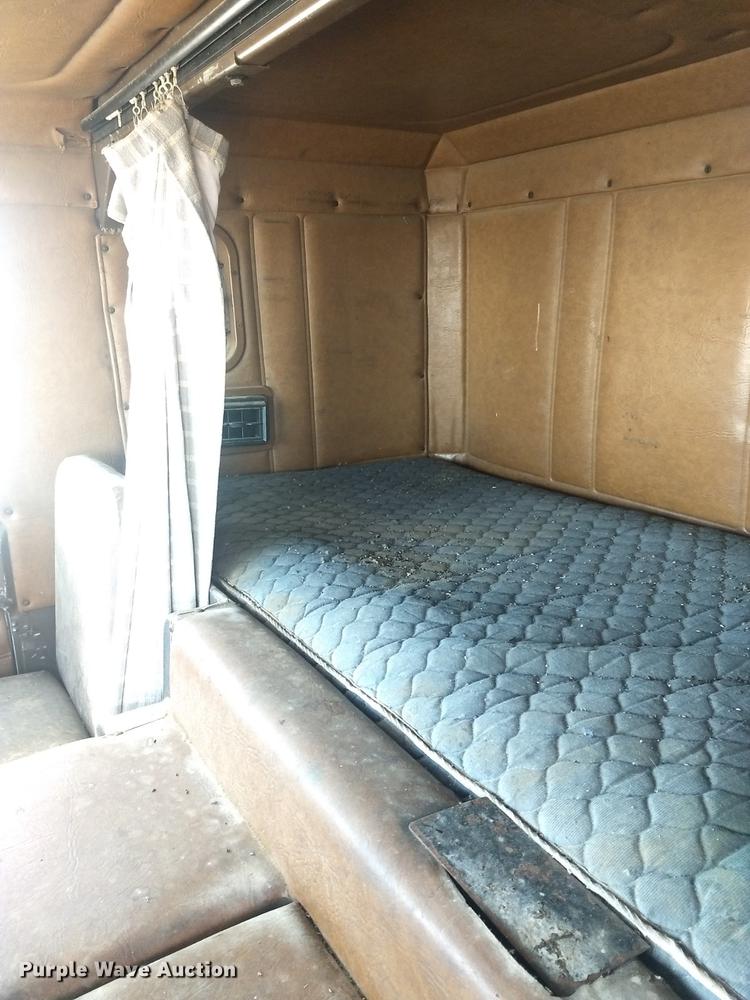 image for item DY9231 1986 Freightliner COE semi truck