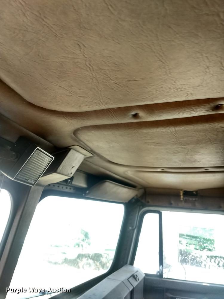 image for item DY9231 1986 Freightliner COE semi truck