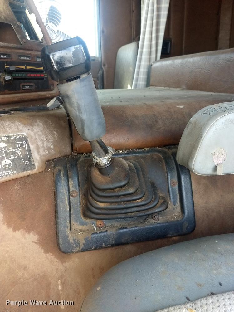 image for item DY9231 1986 Freightliner COE semi truck