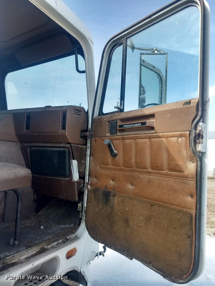 image for item DY9231 1986 Freightliner COE semi truck