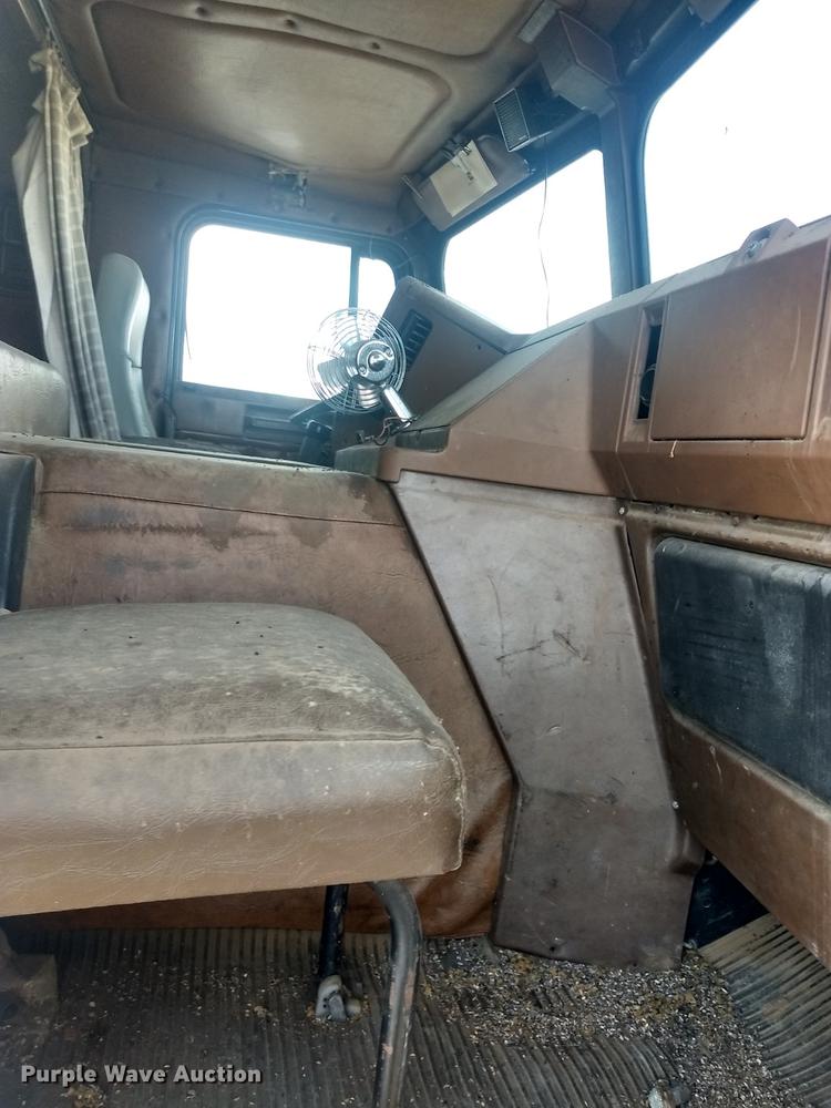 image for item DY9231 1986 Freightliner COE semi truck