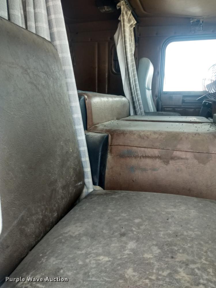 image for item DY9231 1986 Freightliner COE semi truck