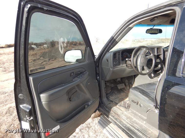 image for item FA9256 2003 Chevrolet Avalanche 1500 Crew Cab pickup truck