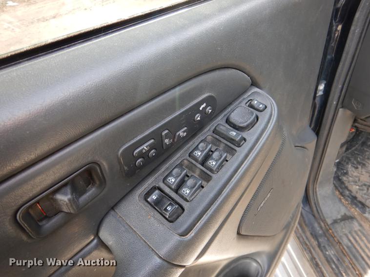 image for item FA9256 2003 Chevrolet Avalanche 1500 Crew Cab pickup truck