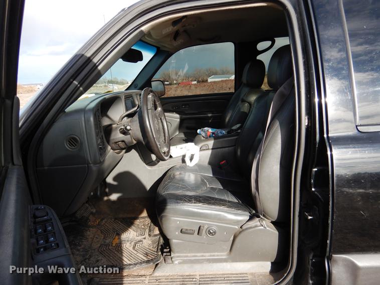 image for item FA9256 2003 Chevrolet Avalanche 1500 Crew Cab pickup truck