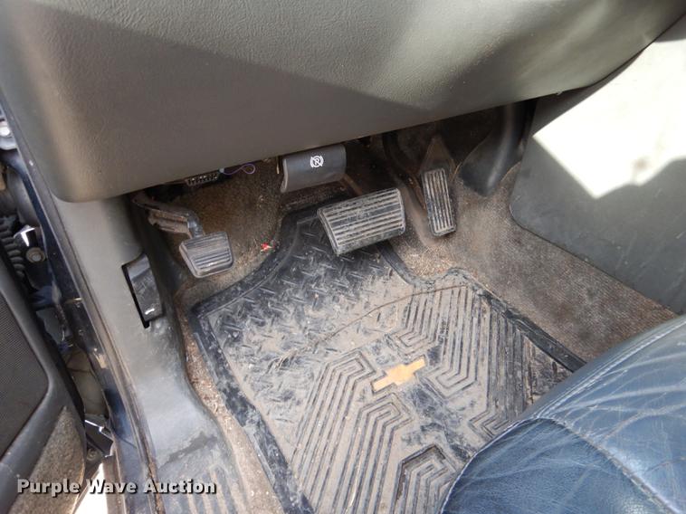 image for item FA9256 2003 Chevrolet Avalanche 1500 Crew Cab pickup truck