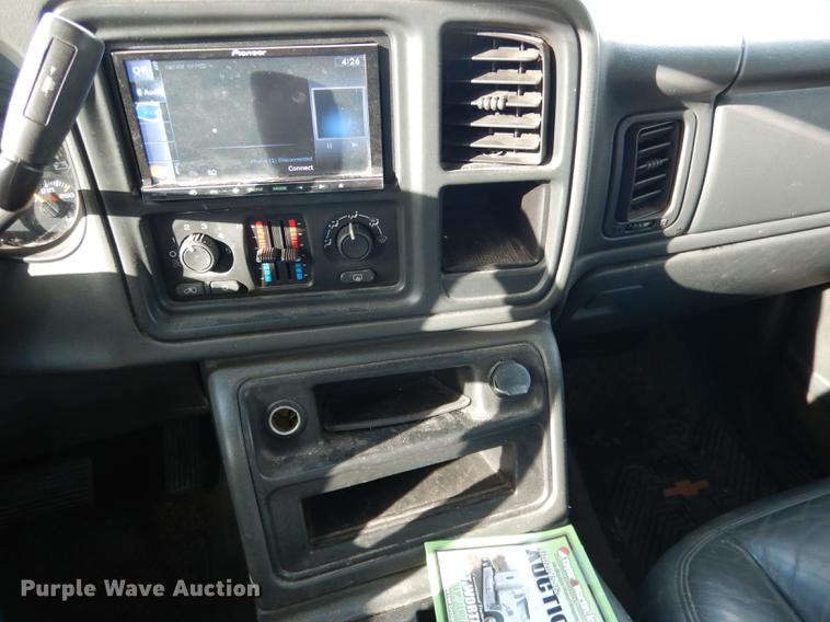 image for item FA9256 2003 Chevrolet Avalanche 1500 Crew Cab pickup truck