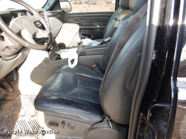 image for item FA9256 2003 Chevrolet Avalanche 1500 Crew Cab pickup truck