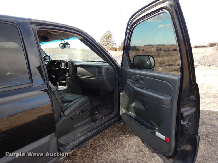 image for item FA9256 2003 Chevrolet Avalanche 1500 Crew Cab pickup truck