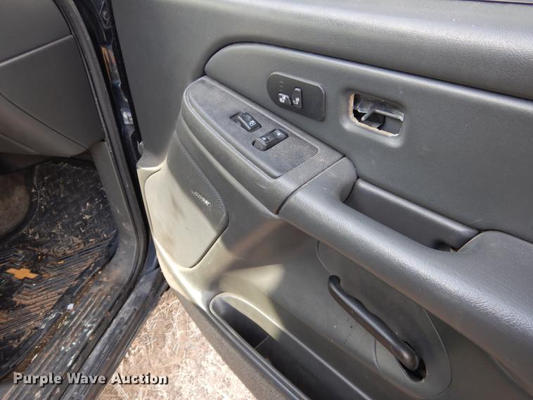 image for item FA9256 2003 Chevrolet Avalanche 1500 Crew Cab pickup truck