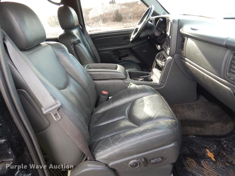 image for item FA9256 2003 Chevrolet Avalanche 1500 Crew Cab pickup truck