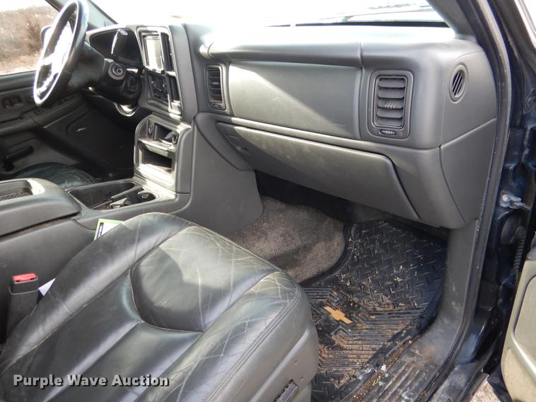 image for item FA9256 2003 Chevrolet Avalanche 1500 Crew Cab pickup truck