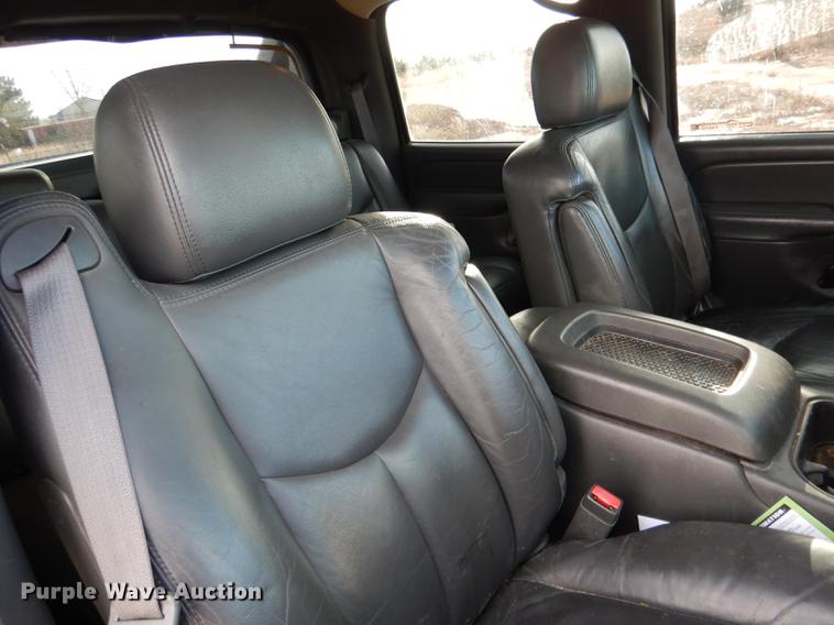 image for item FA9256 2003 Chevrolet Avalanche 1500 Crew Cab pickup truck