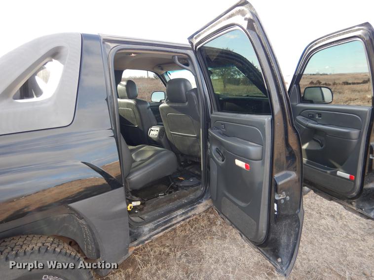 image for item FA9256 2003 Chevrolet Avalanche 1500 Crew Cab pickup truck