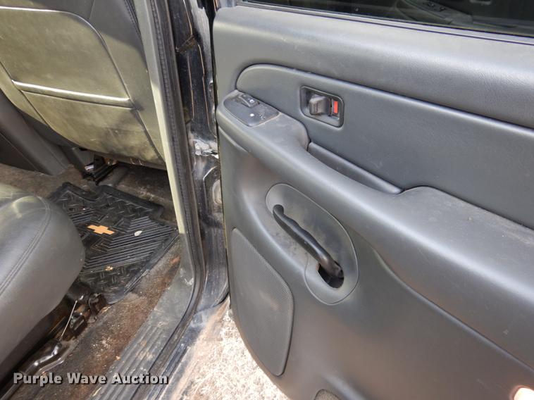 image for item FA9256 2003 Chevrolet Avalanche 1500 Crew Cab pickup truck