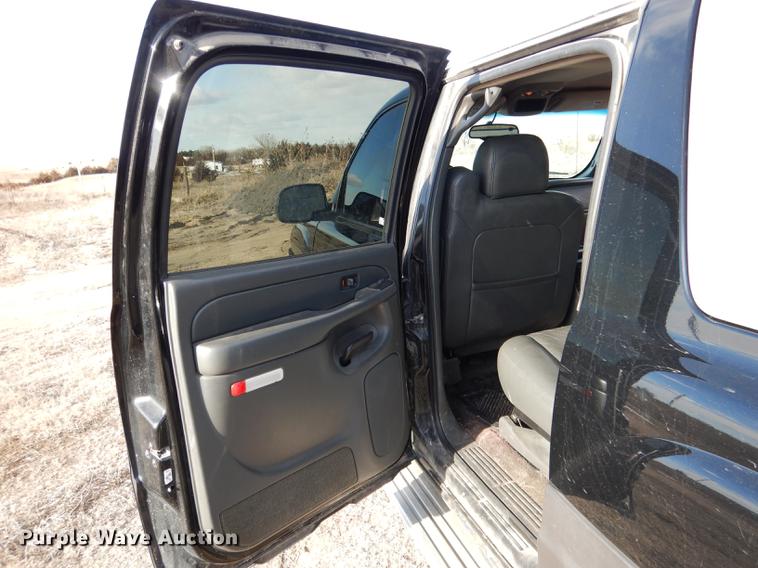 image for item FA9256 2003 Chevrolet Avalanche 1500 Crew Cab pickup truck