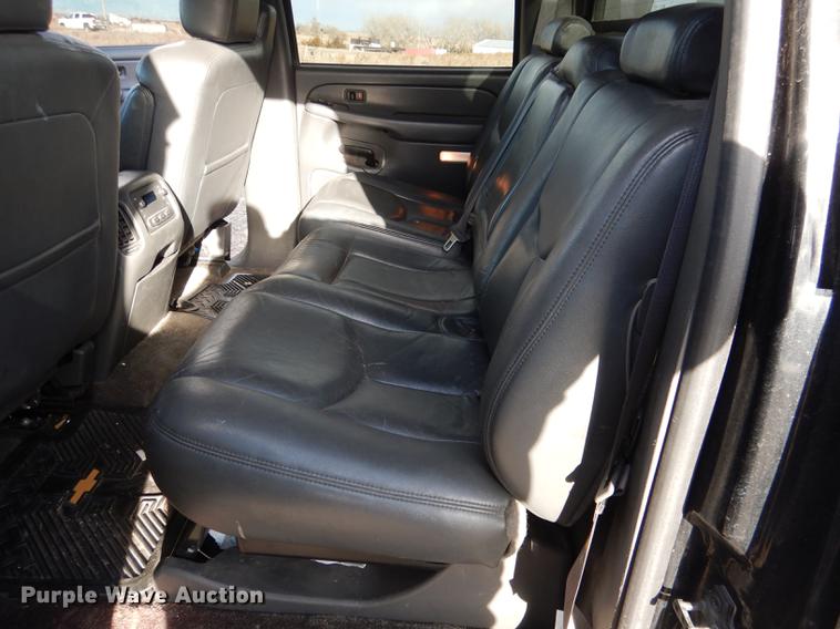 image for item FA9256 2003 Chevrolet Avalanche 1500 Crew Cab pickup truck