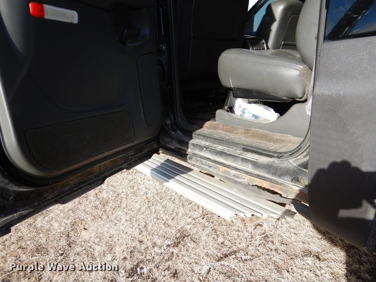 image for item FA9256 2003 Chevrolet Avalanche 1500 Crew Cab pickup truck