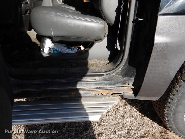 image for item FA9256 2003 Chevrolet Avalanche 1500 Crew Cab pickup truck