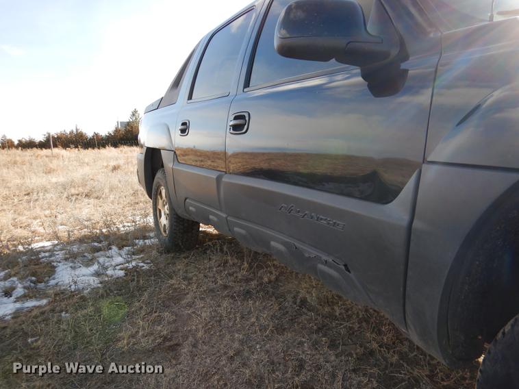 image for item FA9256 2003 Chevrolet Avalanche 1500 Crew Cab pickup truck