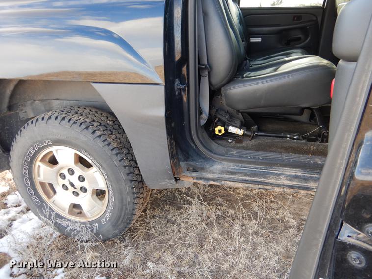 image for item FA9256 2003 Chevrolet Avalanche 1500 Crew Cab pickup truck