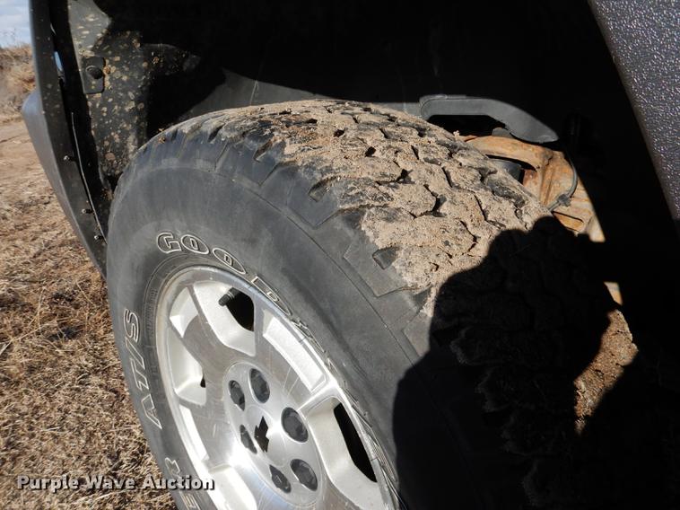 image for item FA9256 2003 Chevrolet Avalanche 1500 Crew Cab pickup truck