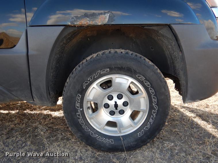 image for item FA9256 2003 Chevrolet Avalanche 1500 Crew Cab pickup truck