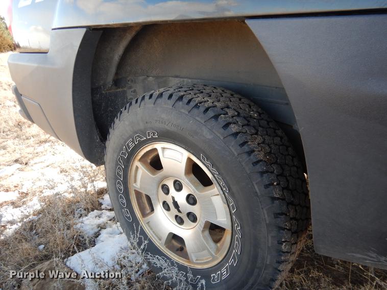 image for item FA9256 2003 Chevrolet Avalanche 1500 Crew Cab pickup truck