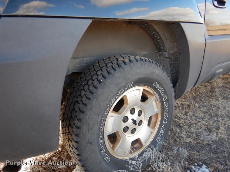 image for item FA9256 2003 Chevrolet Avalanche 1500 Crew Cab pickup truck
