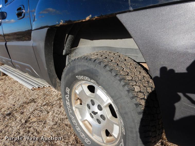 image for item FA9256 2003 Chevrolet Avalanche 1500 Crew Cab pickup truck