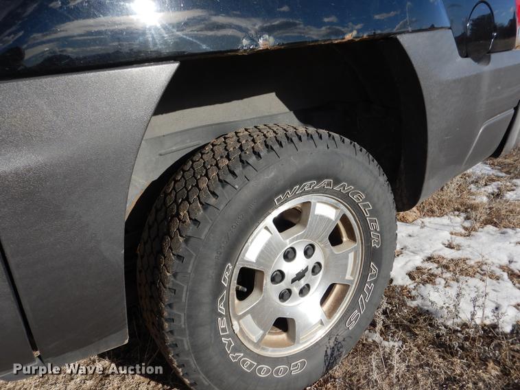 image for item FA9256 2003 Chevrolet Avalanche 1500 Crew Cab pickup truck