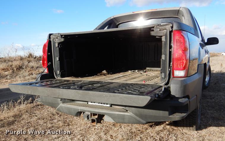 image for item FA9256 2003 Chevrolet Avalanche 1500 Crew Cab pickup truck