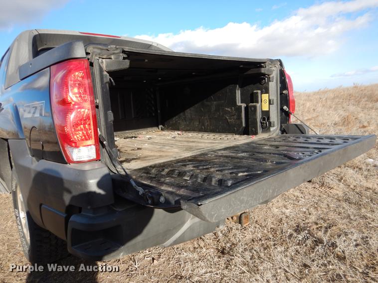 image for item FA9256 2003 Chevrolet Avalanche 1500 Crew Cab pickup truck