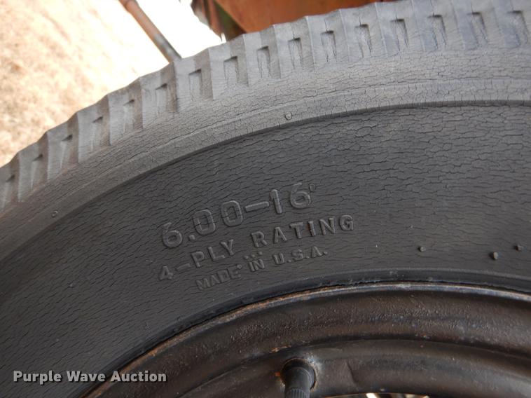 image for item FH9015 1990 John Deere 930 rigid head and trailer