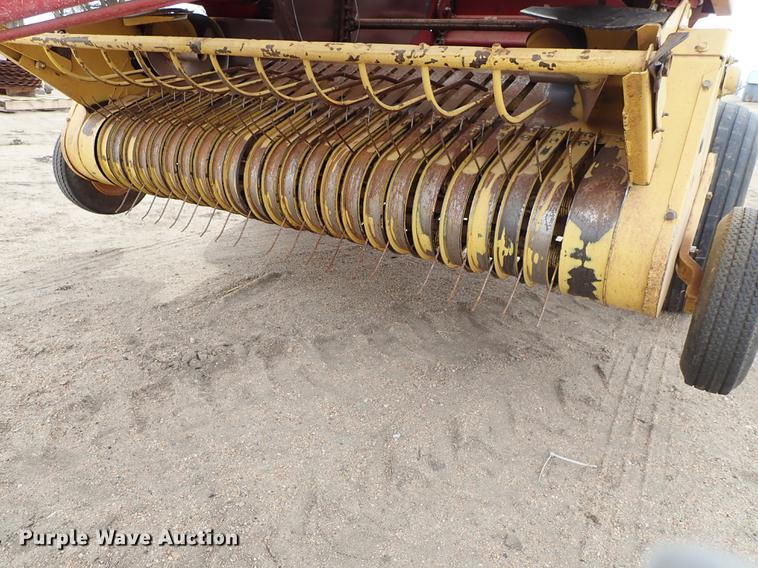 image for item FL9512 1989 New Holland 848 round baler