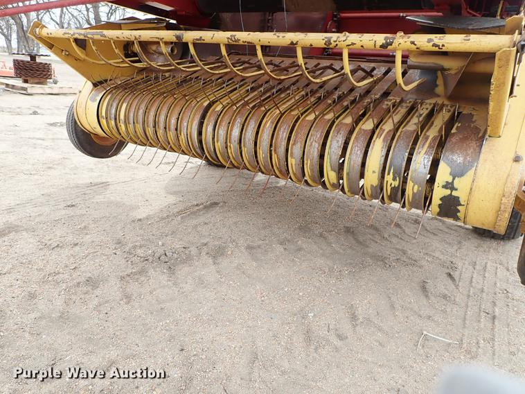 image for item FL9512 1989 New Holland 848 round baler