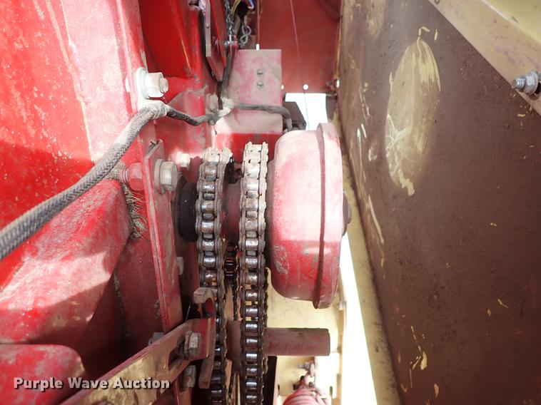 image for item FL9512 1989 New Holland 848 round baler