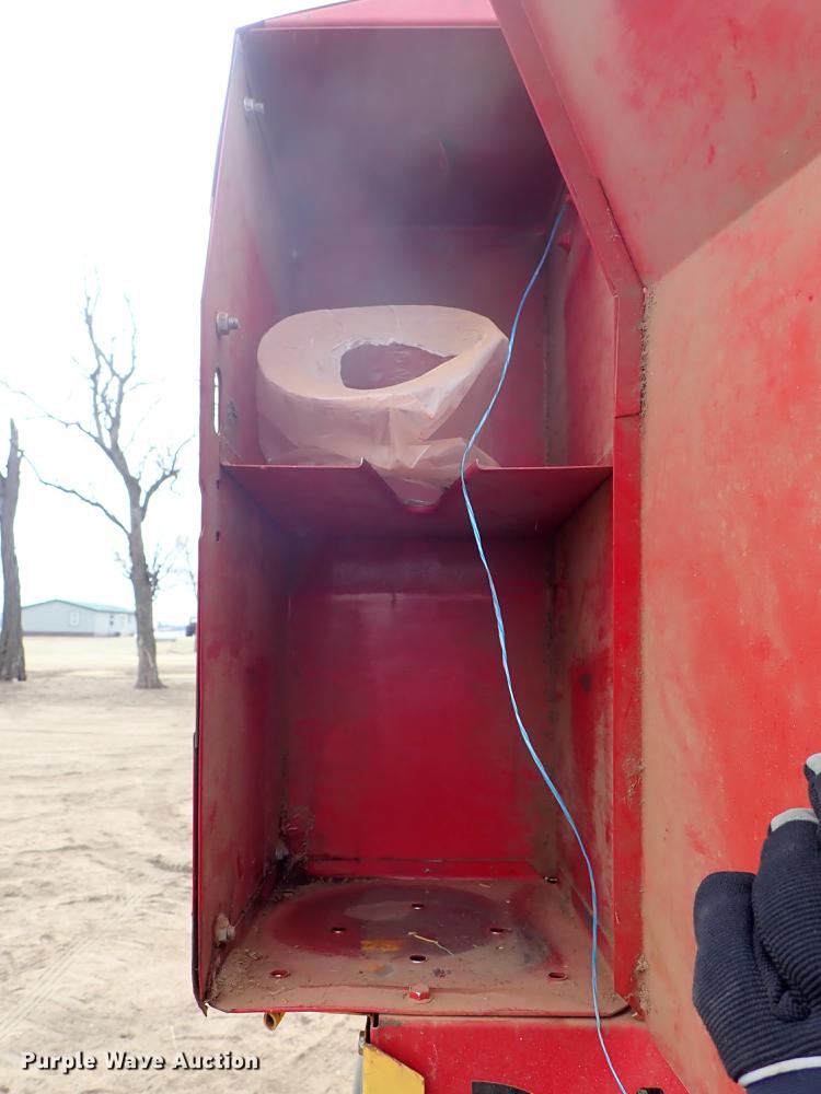 image for item FL9512 1989 New Holland 848 round baler