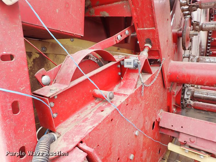 image for item FL9512 1989 New Holland 848 round baler