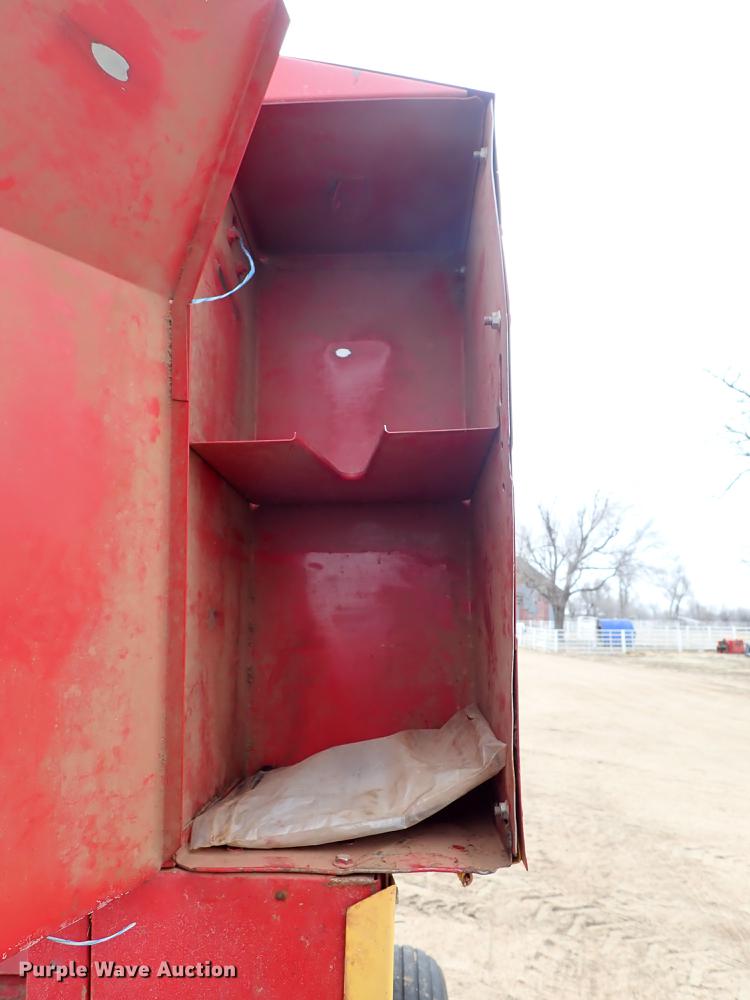 image for item FL9512 1989 New Holland 848 round baler