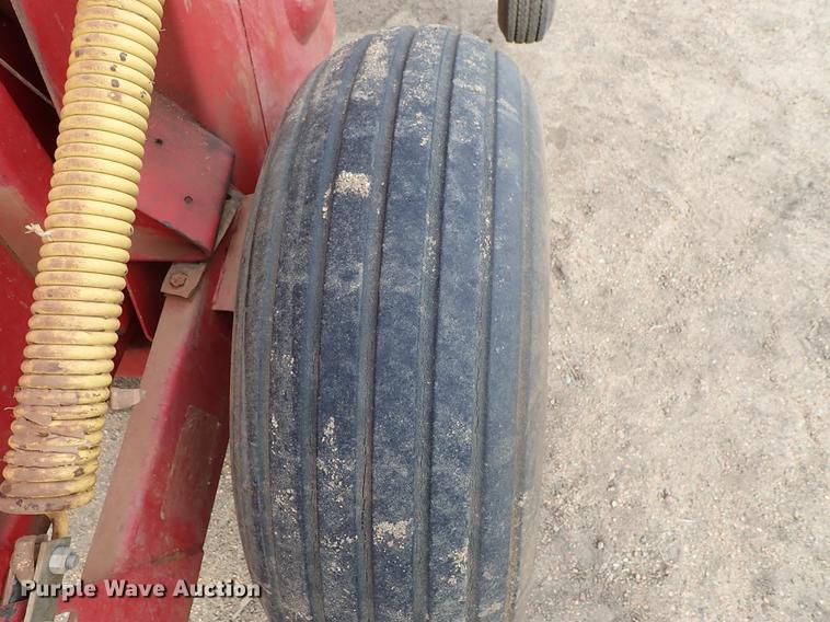 image for item FL9512 1989 New Holland 848 round baler