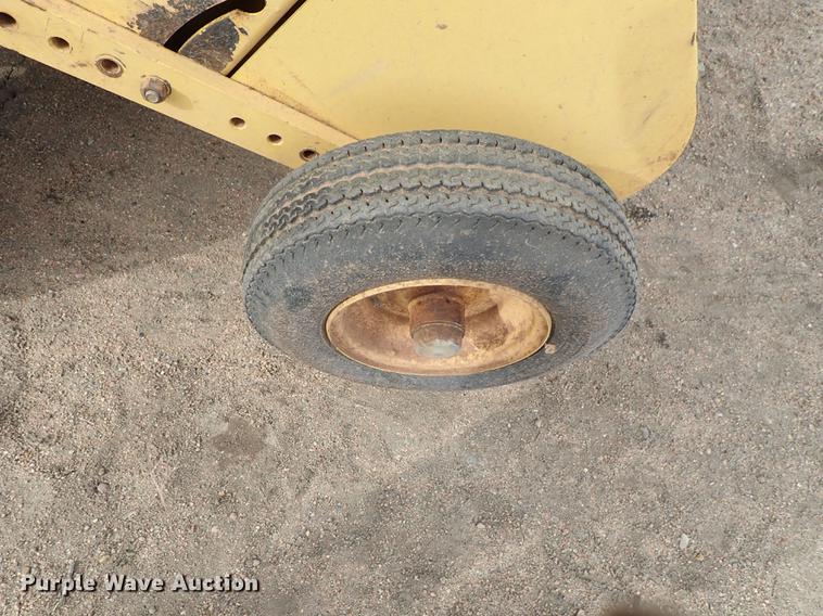 image for item FL9512 1989 New Holland 848 round baler