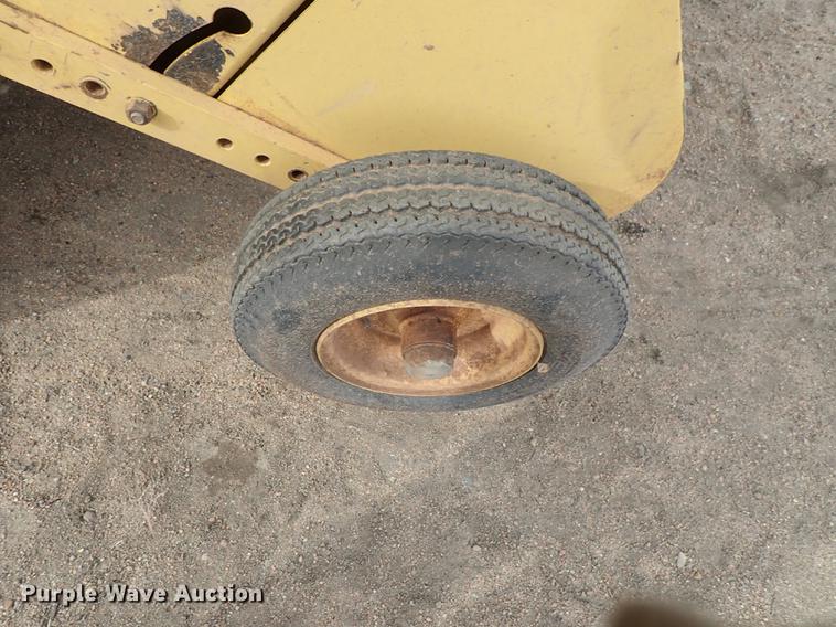 image for item FL9512 1989 New Holland 848 round baler