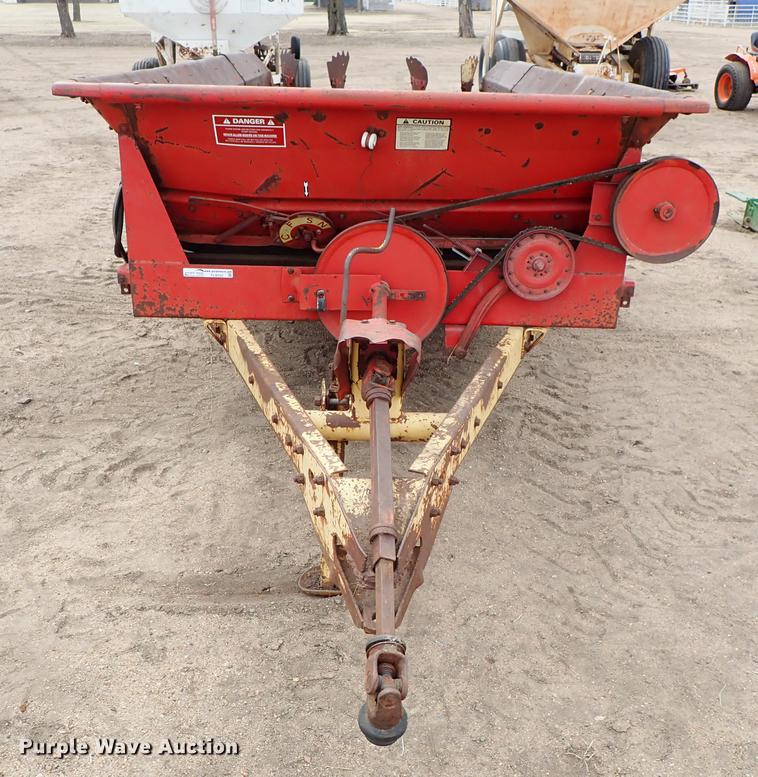 image for item FL9552 New Holland 520 manure spreader