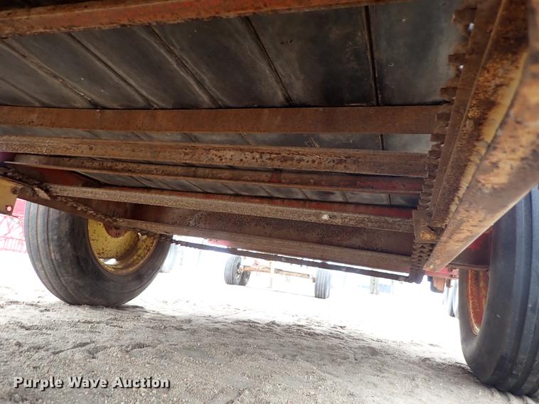 image for item FL9552 New Holland 520 manure spreader