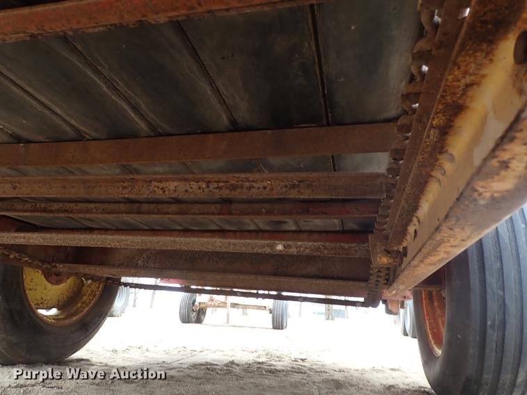 image for item FL9552 New Holland 520 manure spreader