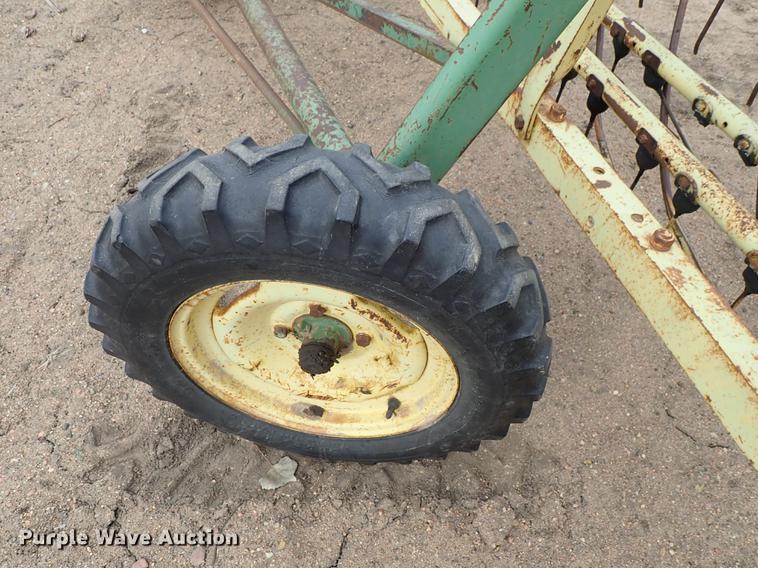 image for item FL9560 John Deere 660 hay rake